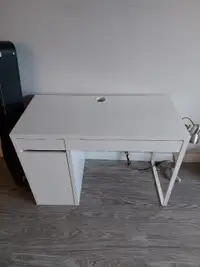 White desk (MICKE by IKEA)