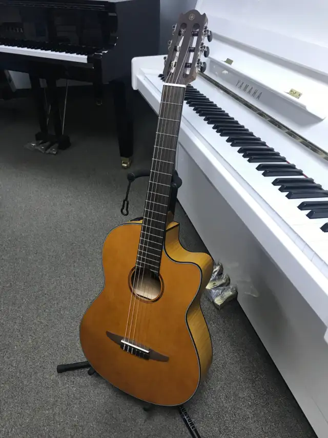 GUITARE YAMAHA CLASSIQUE-ÉLECTRIQUE spécial démo in Guitars in Drummondville - Image 2