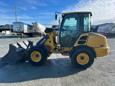 Beautiful 2022 VOLVO L25H in new condition, Enclosed cab, articulating, 64 HP, 3800lbs load cap, Aux...