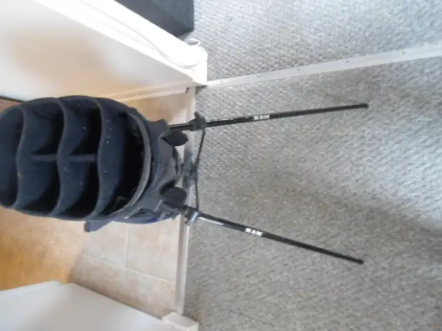 SET OF MEN'S RIGHT HANDED GOLF CLUBS WITH BAG   43 in Golf in Sudbury - Image 8