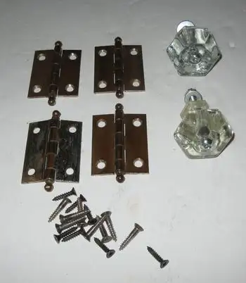 This is a lot which includes 4 vintage Hinges and 2 transparent vintage Knobs. Thinges measure 2 inc...