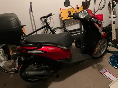 Scooter Piaggio 150cc, modèle 2023, acheté neuf en 2024. Quasiment pas utilisé, seulement 19 km au c...