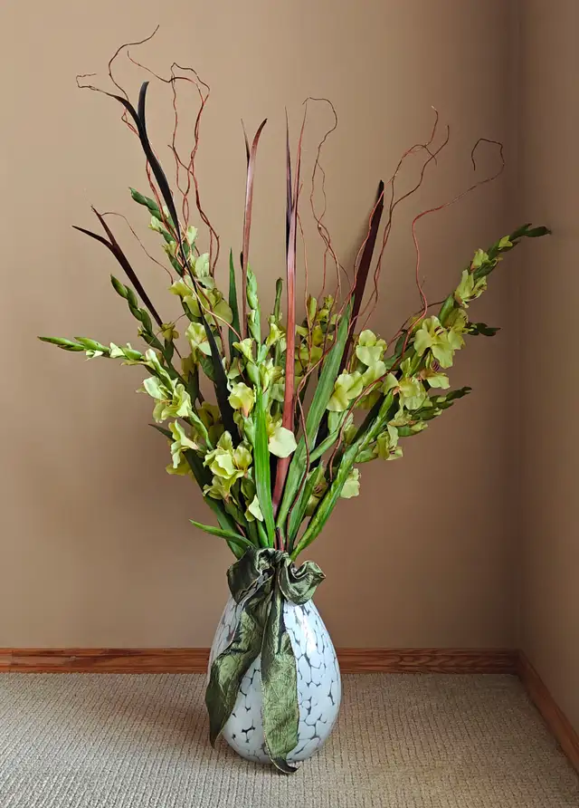 Tall Silk Gladiolus Floral Arrangement in Home Décor & Accents in Lethbridge - Image 2