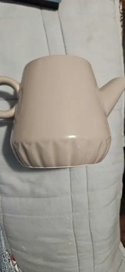 This is a Tom 7" tea pot from Structube, in excellent condition. The teapot is a stylish and functio...