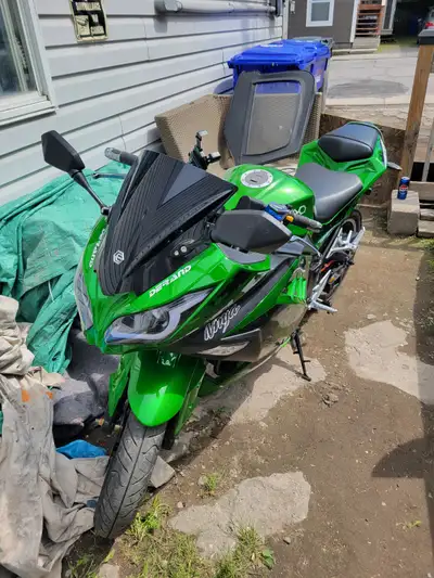 Like new stored in side nice bike