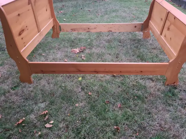 Wooden Queen Size Sleigh Bed in Beds & Mattresses in Cowichan Valley / Duncan - Image 6