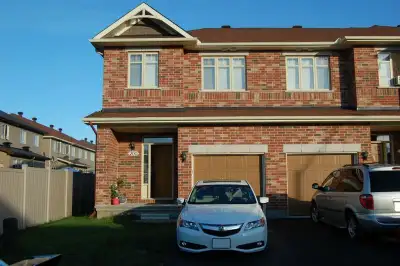 AVAILABLE AUGUST 1 OR SEPTEMBER 1 | FOR LEASE Bright 3-Bedroom End-Unit Townhouse | South March, Kan...