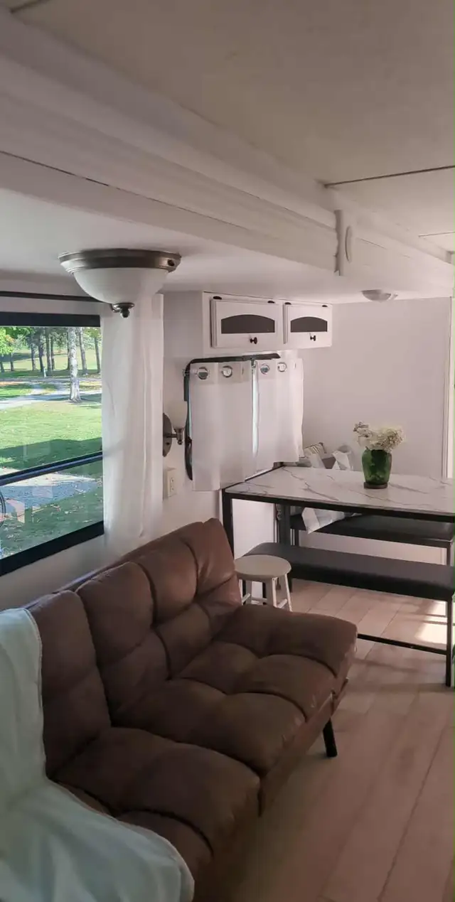 31 feet Trailer on lot- Westport Ontario  in Travel Trailers & Campers in Kingston - Image 3