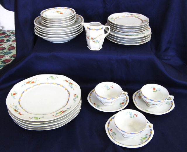 MZ  TCHEQUOSLOVAQUIE.31pc.  SET a DINER...GOLDEN PHEASANT c.1940 in Arts & Collectibles in West Island