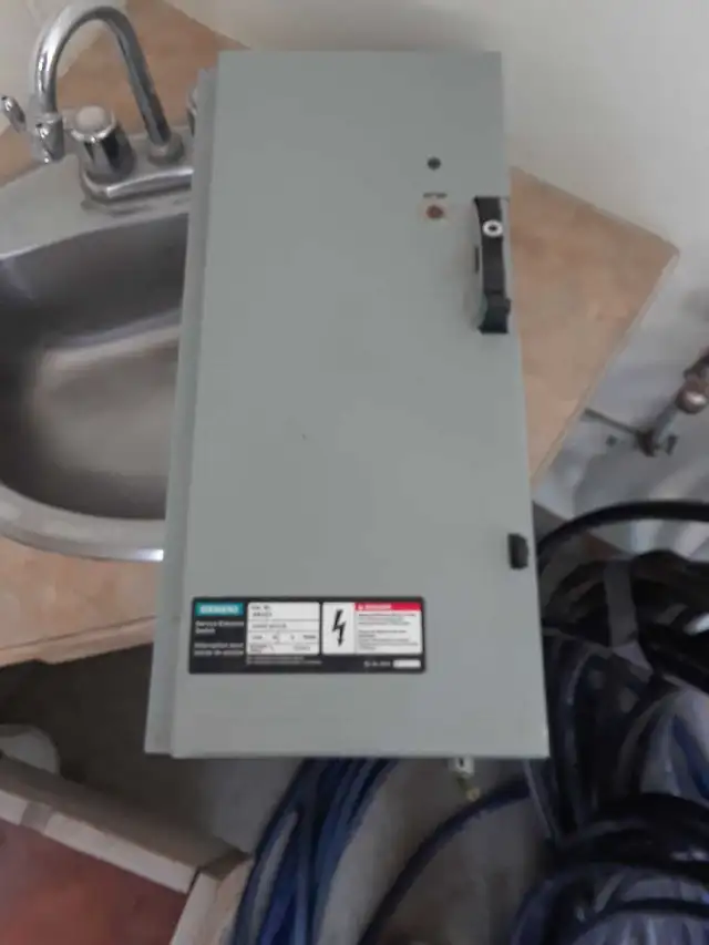 service entrance switch in Electrical in Medicine Hat - Image 2