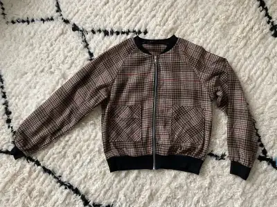 25 items! Fashionable pre-teen/teen clothes, purses, jewelry, View more