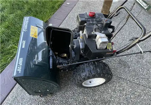 Yard Machines Snowblower 10HP 28-inch in Snowblowers in Mississauga / Peel Region - Image 3