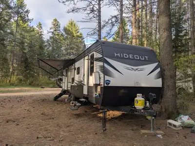 Beautiful travel trailer for rent from May to October. Message to reserve your vacation days 437-433...
