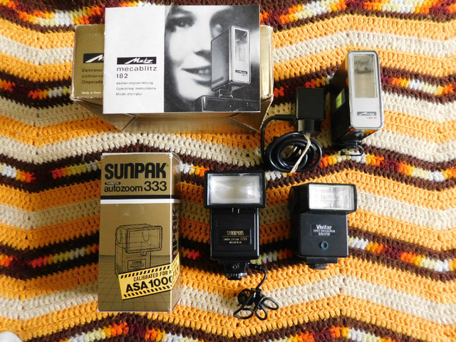 Electronic Camera Flash Units – Collection of 3 vintage models dans Appareils photo et caméras  à Ouest de l’Île