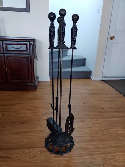 Accessoires pour foyer ou poêle à bois : tisonnier, pelle, balai (brosse ) et support. Contactez-moi...