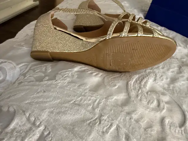 ladies shoes  size 8 half  in Women's - Shoes in Bedford - Image 4