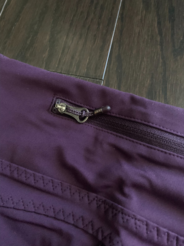 Lululemon Swift Speed High-Rise Crop 21" - dark purple, size 4 in Women's - Bottoms in Oakville / Halton Region - Image 3