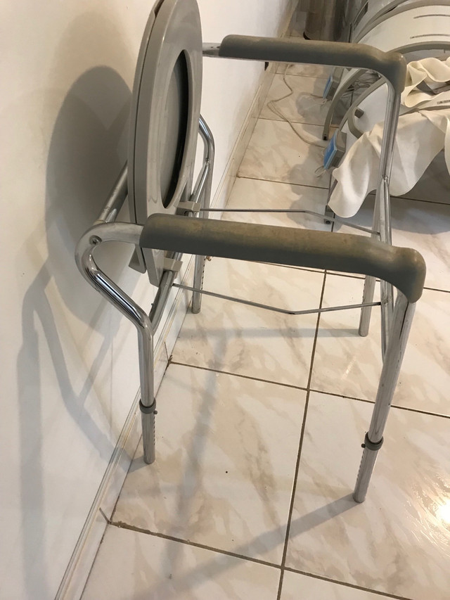 Commode Chair dans Santé et besoins spéciaux  à Laval/Rive Nord - Image 4