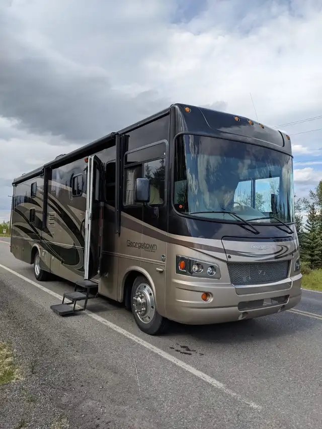 2010 Forest River RV GeorgeTown 350TS class A Motorhome & Bunks in Other in Calgary - Image 2