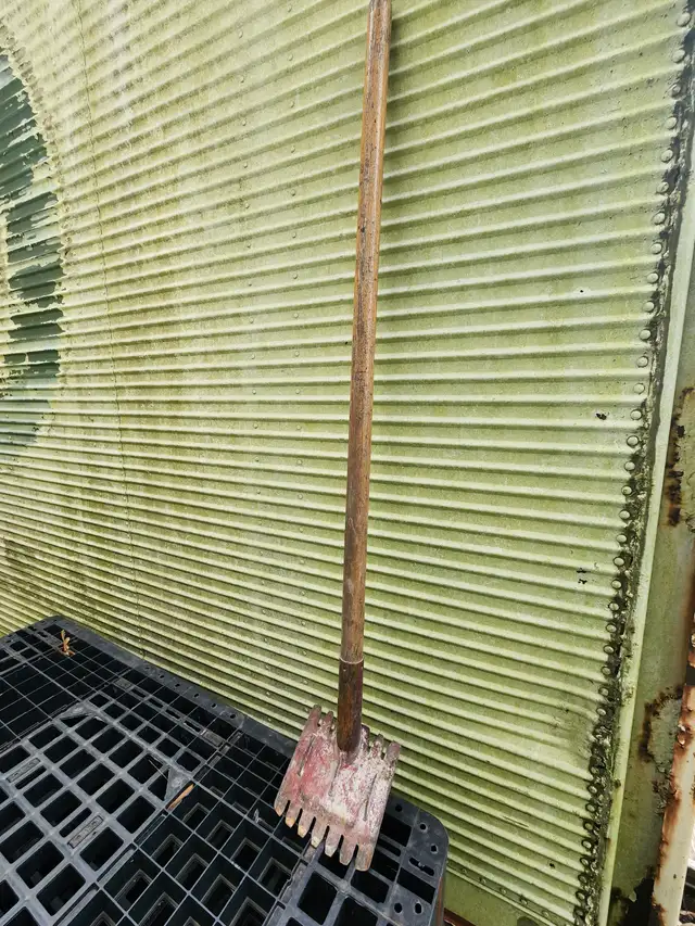 Roof Shingles Removing Tool With A Heavy Duty Wood Handle