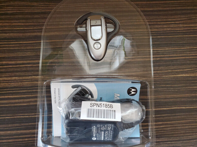 MOTOROLA BLUETOOTH HEADSET. BRAND NEW IN BOX. NEVER USED. in Cell Phone Accessories in Kelowna - Image 3