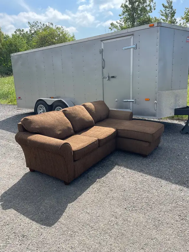 *FREE DELIVERY* Canadian Made Sectional Couch62863281040002121