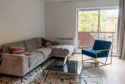 Superbe appartement moderne , entièrement meublé et tout inclus, situé dans le secteur Sainte-Marie...