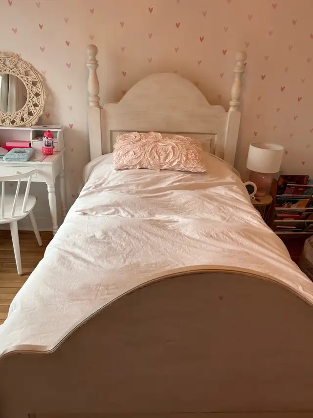 Magnifique lit en bois à vendre ✨  in Beds & Mattresses in Longueuil / South Shore - Image 3