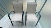 Set of 2 Outdoor Chairs + table  / Set de 2 chaises d'exterieur 