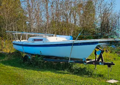 The MacGregor 21 is a recreational keelboat, built predominantly of fiberglass, with wood trim. It h...