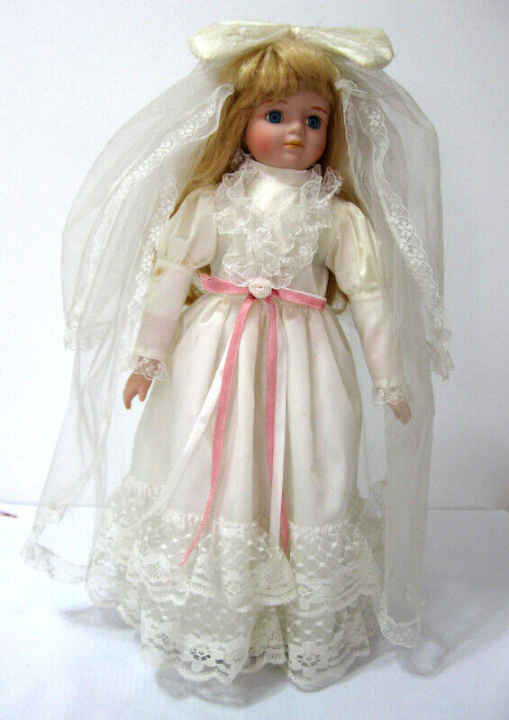 POUPEE PORCELAINE PREMIERE COMMUNION /FIRST COMMUNION DOLL c1980 dans Art et objets de collection  à Ouest de l’Île