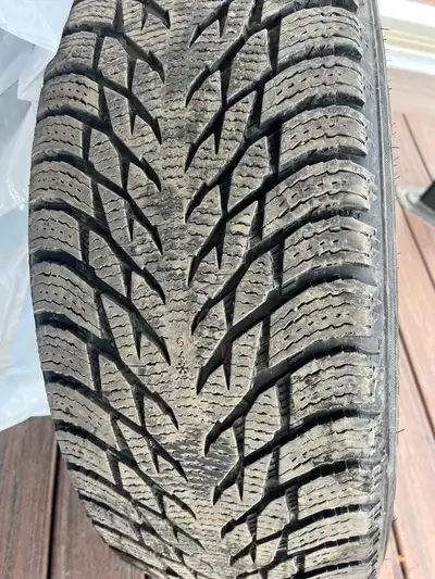 4 Pneus d’hiver Nokian tire winter Hakkapeliitta R3 SUV 235/60r18 2 hivers d’usures. Encore en excel...