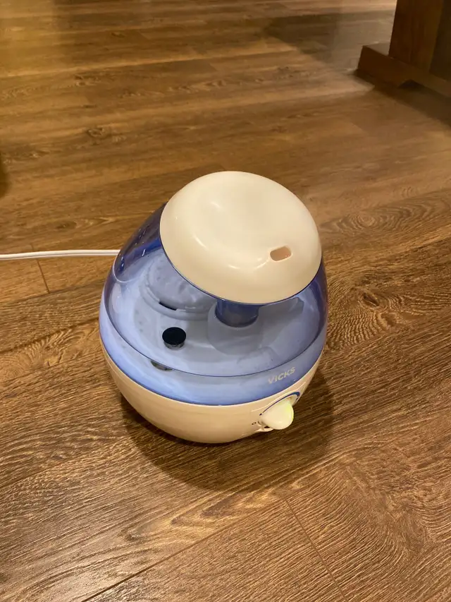 Vicks humidifier, mint condition 63295969681921122