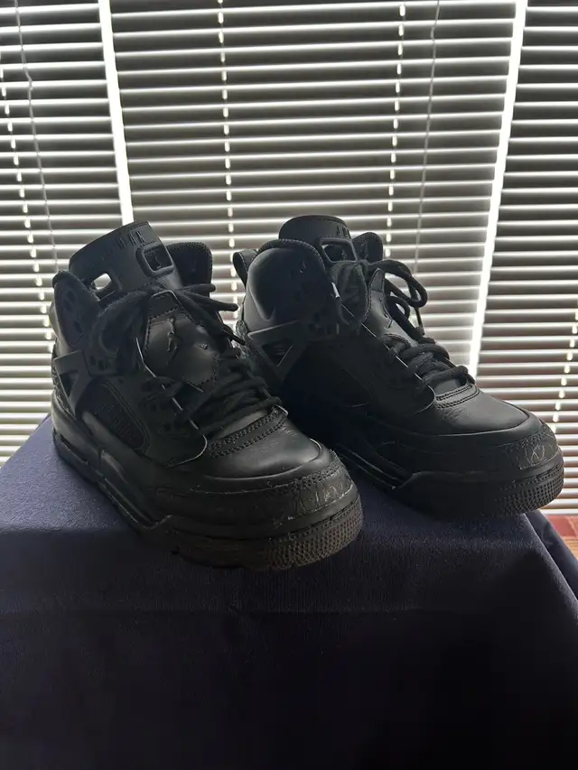(Youth size 4) Jordan Winterized Spizike GS 'Black Cat' in Men's Shoes in Mississauga / Peel Region - Image 2