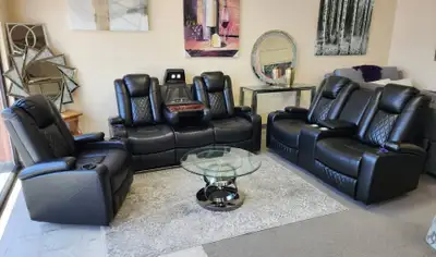 Ensemble de sofa en cuir neuf (3+2+1 places), jamais utilisé. Très confortable et élégant, parfait p...