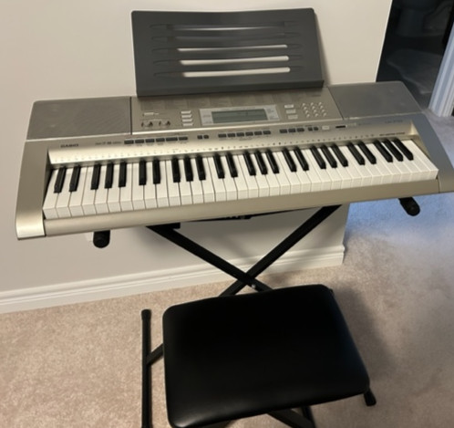 Casio LK-270 Key-lighting keyboard in Pianos & Keyboards in St. Catharines