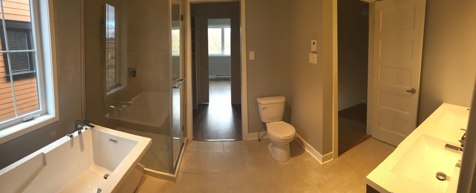 Grand logement 4 1/2 à Louer - Bord de l'eau — photo 2