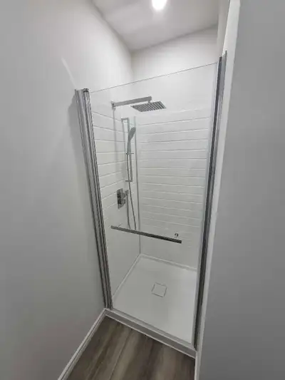 Chambre a louer dans une grande maison tout près de la gare ste-rose à Laval. 14'X14'6" tout meublé...