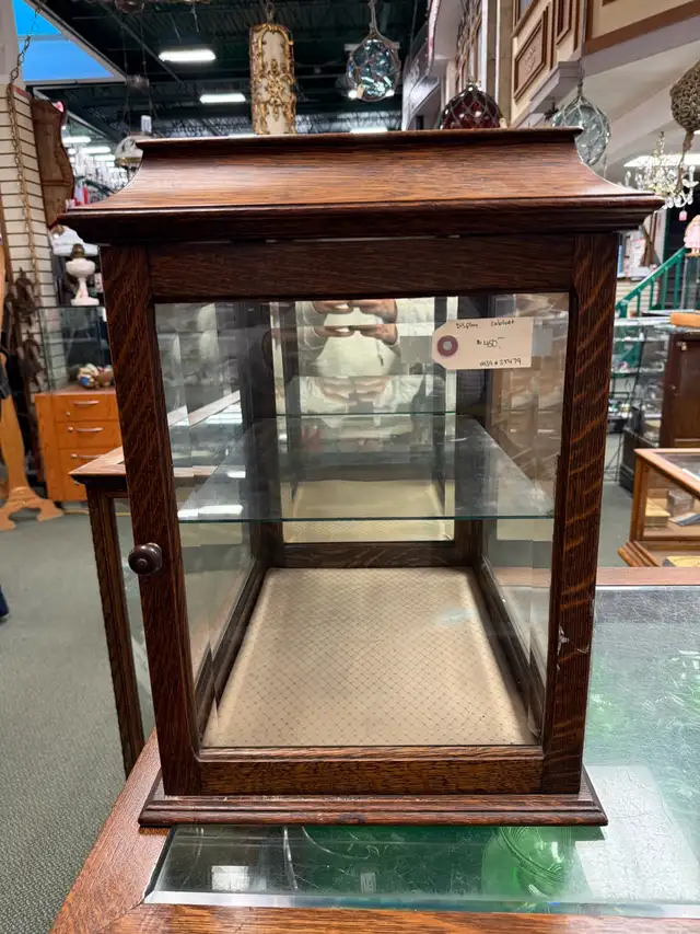 Vintage oak display cabinet  in Hutches & Display Cabinets in Edmonton - Image 2