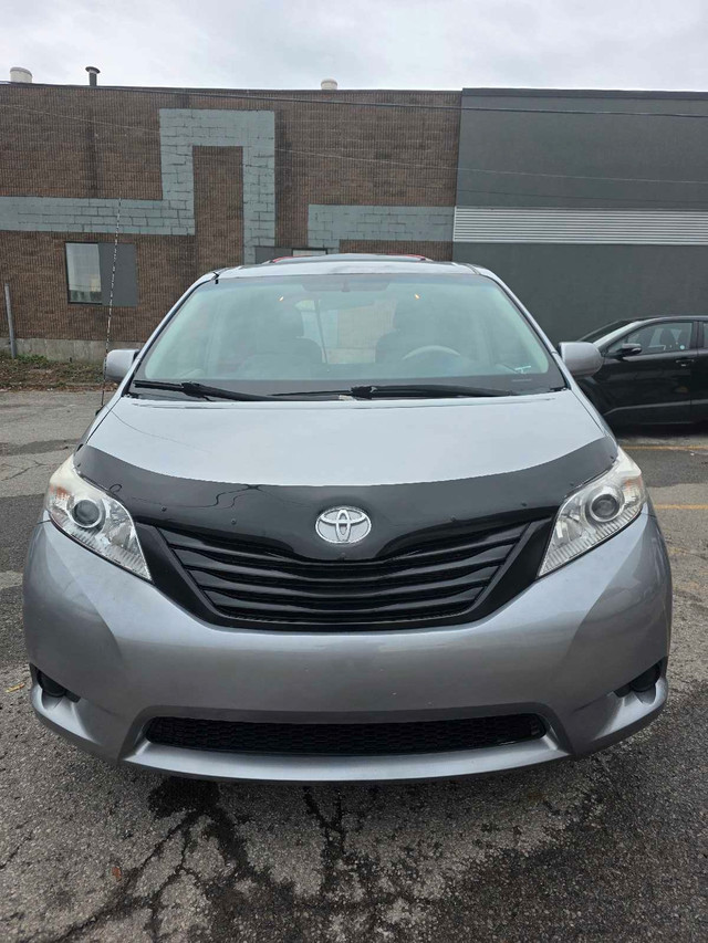 2011 Toyota Sienna dans Autos et camions  à Ville de Montréal