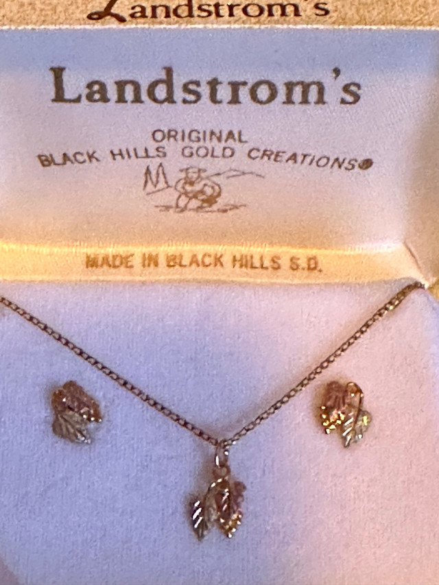 “Landstrom’s “ Original Black Hill 10K Solid Gold Leaf Tri-Color in Jewellery & Watches in Regina