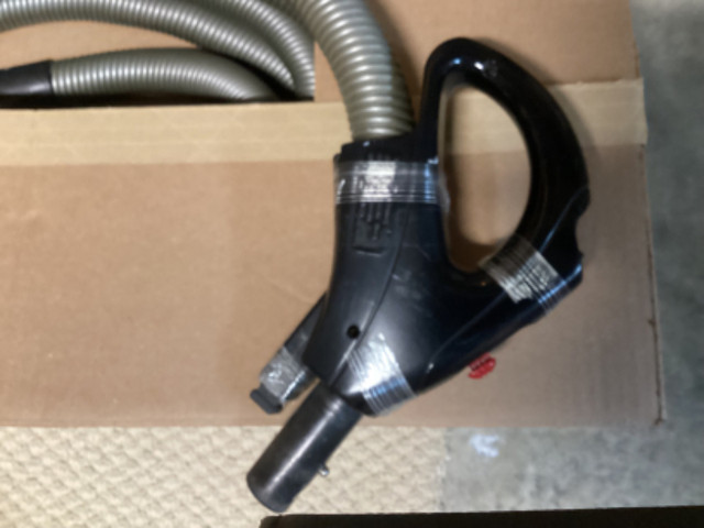 Eureka vacuum head, accessories and hose in Vacuums in Barrie - Image 3