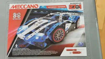Découvrez l'ingénierie avec cette Meccano Supercar 27-en-1 motorisée, un jeu de construction stimula...