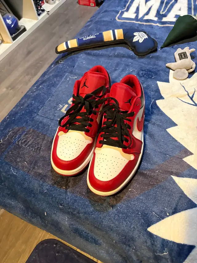 Air Jordan 1 Low in Men's Shoes in Oakville / Halton Region - Image 2