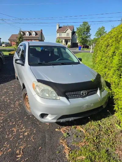 Toyota Matrix 2006 155 300 km, transmission manuelle. Le véhicule roule, mais vendu tel quel pour pi...