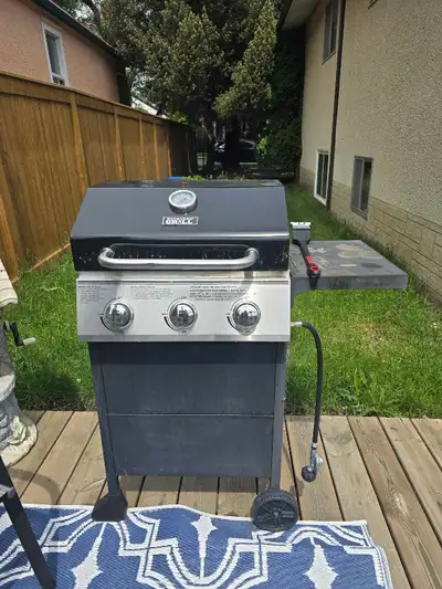 This Backyard Grill 3-burner propane BBQ is a reliable outdoor cooking companion remains in solid wo...