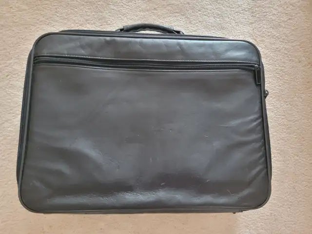 Vintage Leather Laptop Carrying Bag in Bags & Luggage in Saskatoon - Image 3