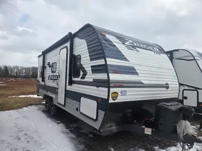 This Beauty is loaded up with Front Queen Walk around bed Rear Booth dinette and Sofa Sleeps 6 Bathr...