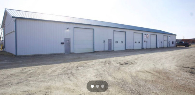 Shop Bay in Lacombe in Commercial & Office Space for Rent in Red Deer