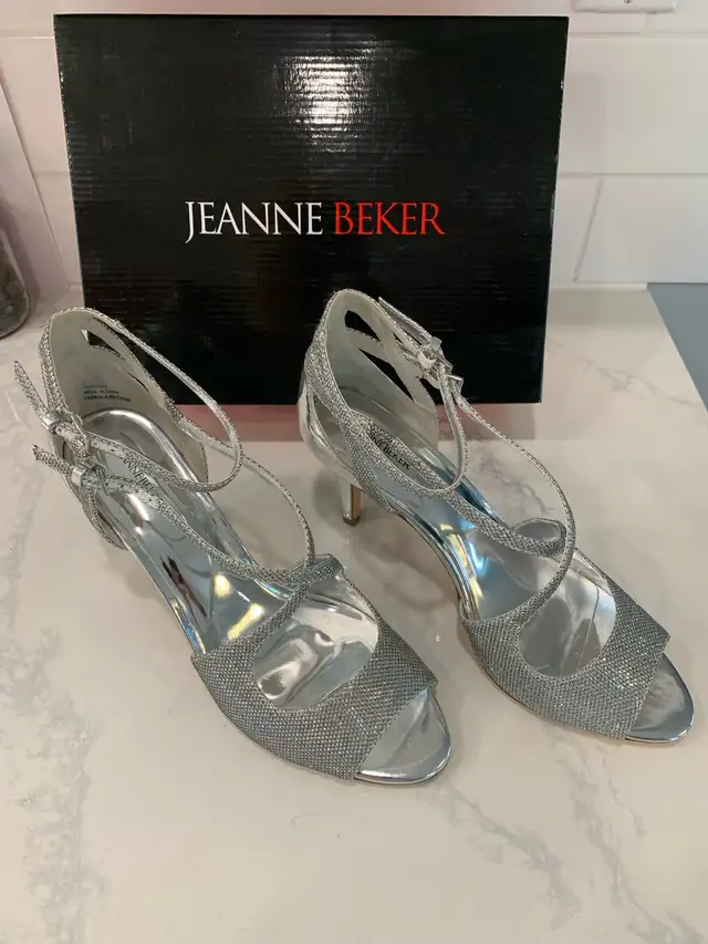 Women’s  sliver evening shoes - size 11 B  -  $28.00 in Women's - Shoes in Oshawa / Durham Region - Image 4
